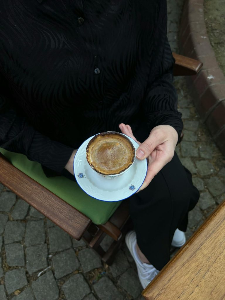 Midye Deniz Yıldızı Kolye ve Fırfırlı Mini Elbise: Yaz Modasında Şıklığın İkilisi styleofnoir2